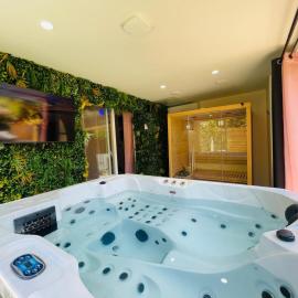 Suite avec jacuzzi et sauna, ξενοδοχείο σε Bagnols-en-Foret