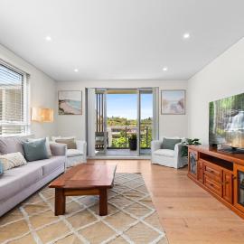 뉴 포트에 위치한 호텔 Seaside Retreat with Parking and Balcony