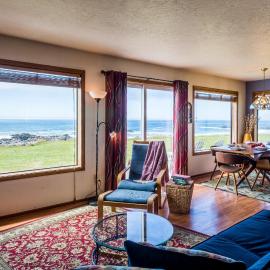 Oceanfront Wave Watching with Hot Tub! Beyond the Sea, ξενοδοχείο σε Yachats