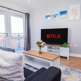 Spacious 2BR Business Stay, Super Fast Wi-Fi, Parking & Sea View
