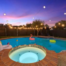 Dream GetAway Pool Hot Tub Game Room, hotel Carrolltonban