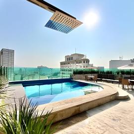Moderno com piscina e perto da praia