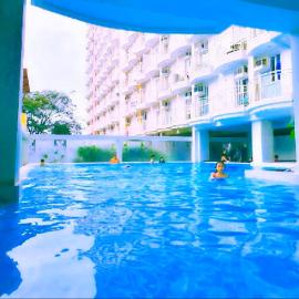 SweetLove HideAway 2-Bedroom Suite in CITYLAND Condo with 2-Bath, Living room, Balcony, Kitchen, Free Pool, 2-Parking, Netflix