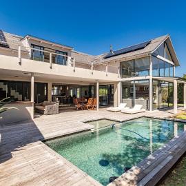 4 bedroom villa in secure estate with lake views, hotelli kohteessa Harmony