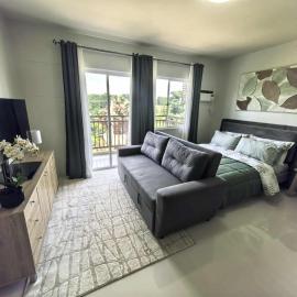 Viesnīca Stylish Condo Studio, Neflix, Pool, Balcony and near Airport Puertoprinsesā