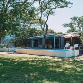 The Grand Luxury Safari Villa, Huge Private Pool, Hot tub, Outdoor Shower, Giraffe Tower, Free Standing Bath, Private Game Reserve, Stargazing, Ultimate Bush Luxury, hotel in Hluhluwe