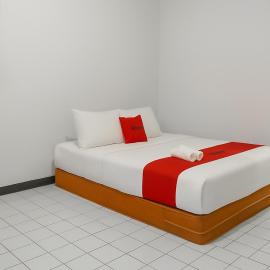 RedDoorz Syariah near Stadion Persikas Subang, hotel em Subang