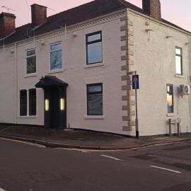 THE NEW Accommodation FREE complimentary breakfast and parking, hotel in Tibshelf