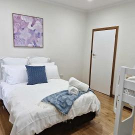Renovated central Home sleeps 6 huge Boat Trailer Parking heating and cooling electric fire