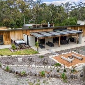 Yallingup House - Modern Rustic Retreat with Spa, Hotel in Yallingup
