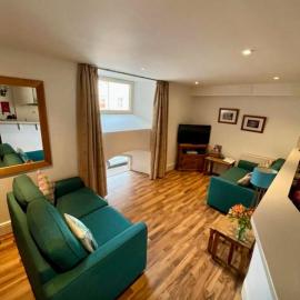 Stunning spacious Apartment on River Ness, Hotel in Inverness