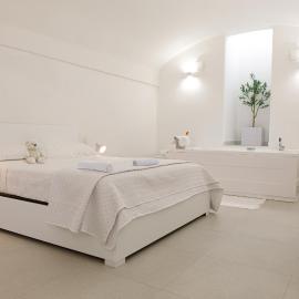Suite tra Travi Antiche & Idromassaggio - Lusso Moderno nel Cuore di Terracina - 10' dal Mare - Wifi, hotel a Terracina