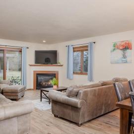 Quiet 3 Bedroom - Minutes from Airport and Mall, hotel Neenahban