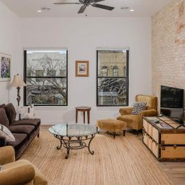 Luxury 1 Bedroom Downtown Neenah Flat, Hotel in Neenah