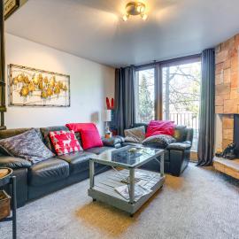 Ski Copper Mountain! Alpine-Chic Condo w/ Hot Tub, מלון בפריסקו