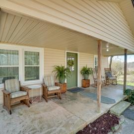 Wine Country Retreat w/ Fire Pit + Sunroom!, hotelli kohteessa Dahlonega