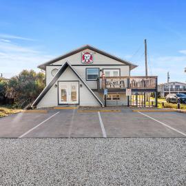 Oceanfront 2-Bedroom Condo | Pet Friendly | Deck & Views | Near Beach, hotel en Flagler Beach