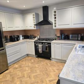 4 bed house close to Allianz Stadium, LHR and London 20mins away, מלון בהאונסלו