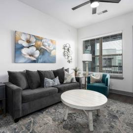 Luxury Apartment with Pool, Restaurants, Shopping)