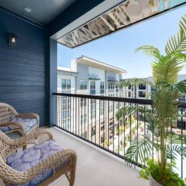 Luxury Apt with shopping and restaurants
