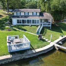 Amazing Dock Fishing with Swim Area & Gentle Lot, hotel in Gravois Mills