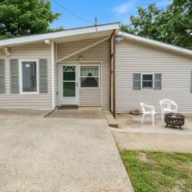 Lakefront Escape, Sunrise Views, Boat Slip & Community Dock Access, hotel in Roach