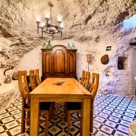 Cueva con jacuzzi a 20 minutos de Valencia, hotel en Benaguacil