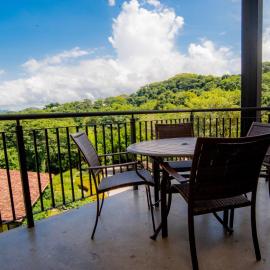 Spacious 2BR Condo with Partial Ocean View- Roble Sabana- Reserva Conchal, hotell i Playa Conchal