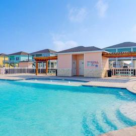 Rockport Stay w Shared Pool Deck & Boat Parking