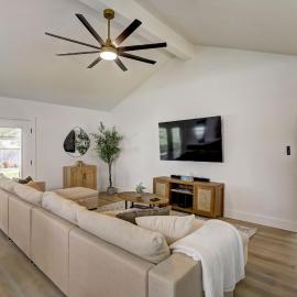 Custom Designer Home. Sleeps 9. Close to domain Q2