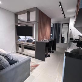 Studio 124 luxuoso, novo, bem equipado com ar condicionado e cozinha completa - Centro Mogi