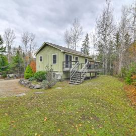 3 Mi to Sugarloaf Mountain! Convenient Cabin, hotel a Carrabassett