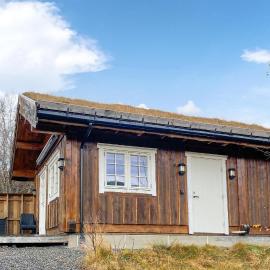2 Bedroom Cozy Home In Straumgjerde, מלון בBrunstad