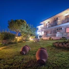 JuliaStudios, viešbutis mieste Amoudis