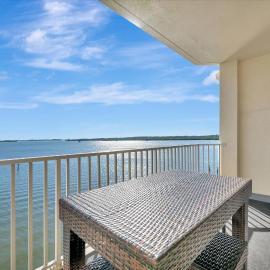 WATERVIEW Balcony HOT TUB Heated Pool Rum Bar