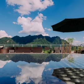 Zhangjiajie Peak&Cloud Retreat-English Services-Near the Ticket Gate