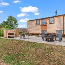Romantic Glamping Escape - Wood-Fired Hot Tub, Hotel in Yarpole