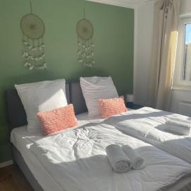 Apartmenthaus, Ferienwohnung Glück für Familien,Firmen,Gruppen,Monteure,3 Schlafzimmer bis 6 Personen,luxuriöse Einzelbetten,Hotel-TV, Wlan, Bettwäsche,Handtücher inklusive, Nahe Ulm, Legoland,BWK,UNI,ruhige Lage,Autobahnnah,Garten, hotel em Blaustein