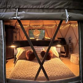 Nature Escape in Luxury Yurt Retreat with Lake & Park, hotel en Yarker