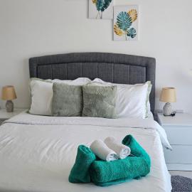 The Olive Beachfront Apartment & Spa, Hotel in Bahçeli