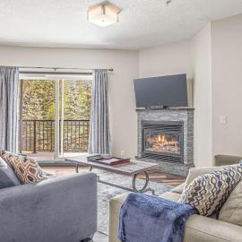 2BR Scenic Rockies Retreat BBQ Hot Tub and Pool, отель в Канморе