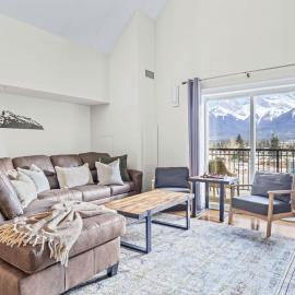 Mountain View Penthouse 3BR with Private Hot Tub