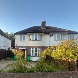 Eastcote London Retreat 3 min walk to Tube 30 min to central London , Free parking 3 cars, Private 1st Floor 2 Bedroom Suite 2 smart TVs with Fully Equipped Kitchen and Bathroom