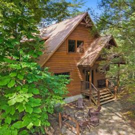 Hot Tub & WiFi - Sky Pointe - LUX cabin in RRG KY, hotel in Pine Ridge