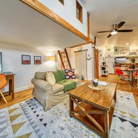 Perfect Loft for a Weekend in the Eastern Townships，Ayer's Cliff的飯店