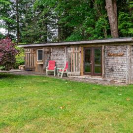 The Wood Shed with hot tub, khách sạn ở Oyster Bay