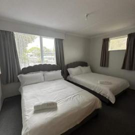 3 bedrooms House,77 Slacks Rd, hotel in Palmerston North