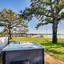 Modern, Spacious! Lake Buchanan Retreat w/ Hot Tub, hotel a Tow