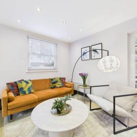 Stylish Mews House, Private Garden, Sleeps 4, Central Location, hotel a Twickenham