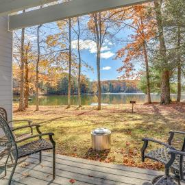 Steps to Lake Tanglwood: Tranquil Wooded Retreat, hotel in Greentown